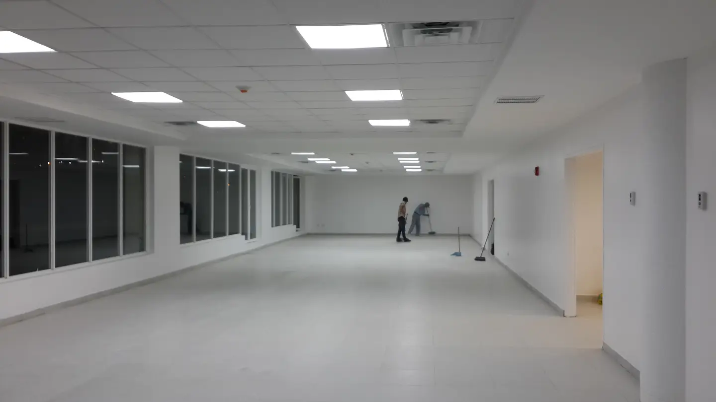 ¿Cambiando el piso de tu local cada dos años por el alto tráfico? La estética comercial también exige ingeniería
