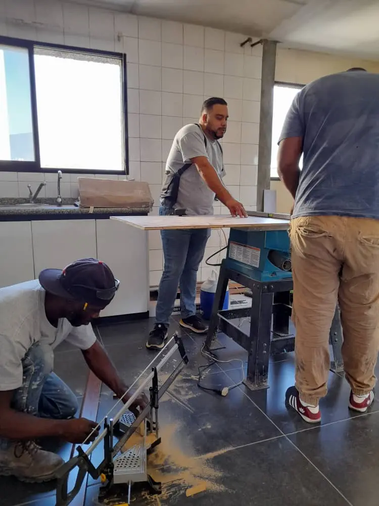 Equipo de EG SOLUTIONS trabajando en obra